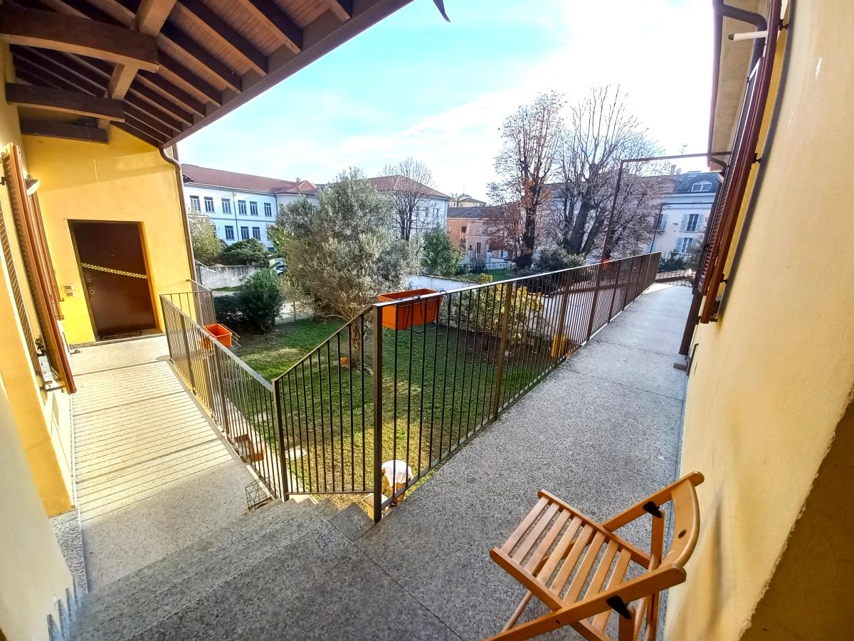 Condominio solidale: vista giardino e ballatoio 2