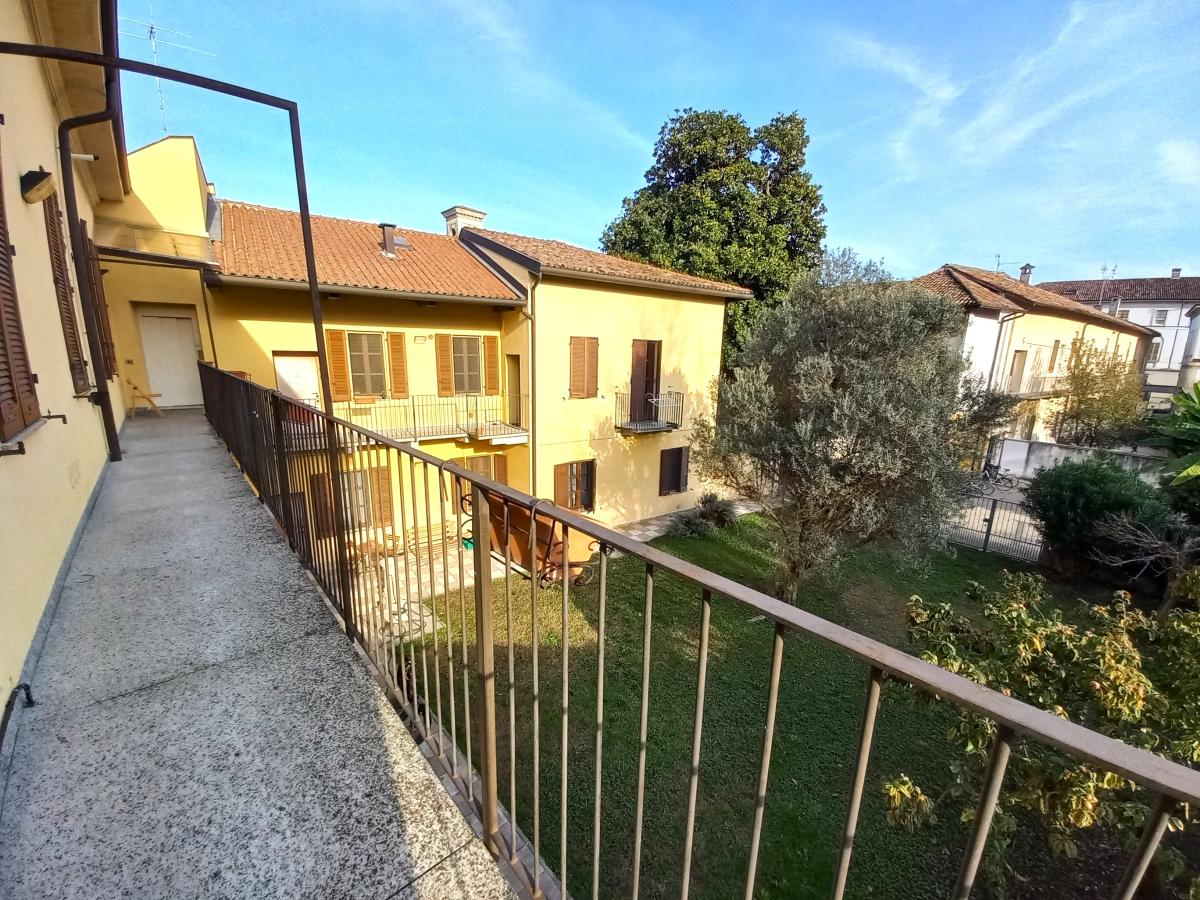 Condominio solidale: vista giardino e ballatoio 1